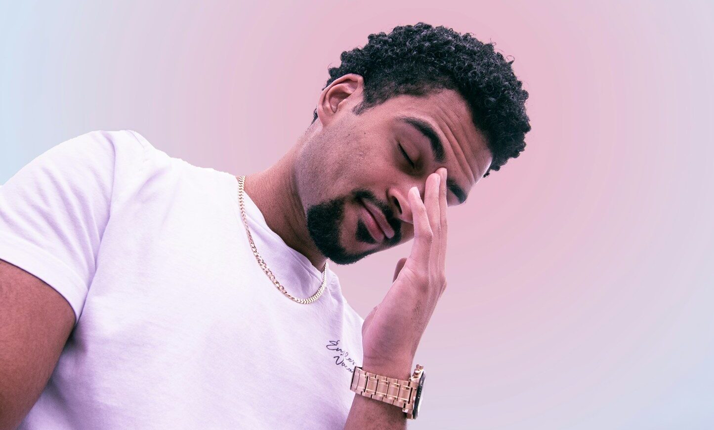 man in white crew neck t-shirt